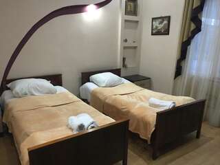 Отели типа «постель и завтрак» B&B NaBaDa Кутаиси Двухместный номер с 2 отдельными кроватями-1